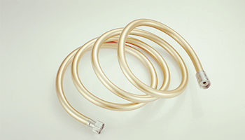 買(mǎi)的PVC淋浴軟管很硬，怎么處理好？