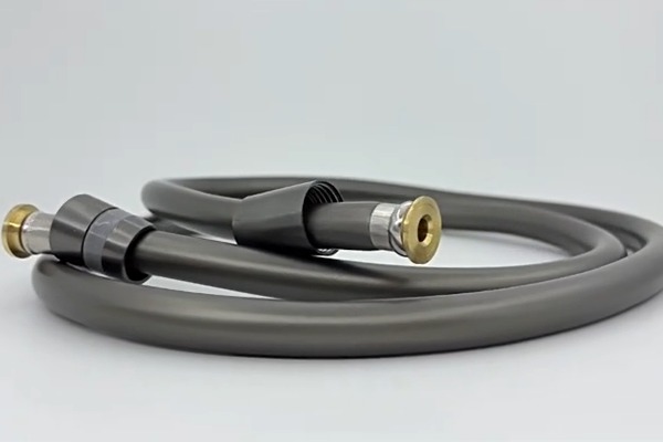 不銹鋼還是PVC？家用淋浴軟管到底該選哪個？