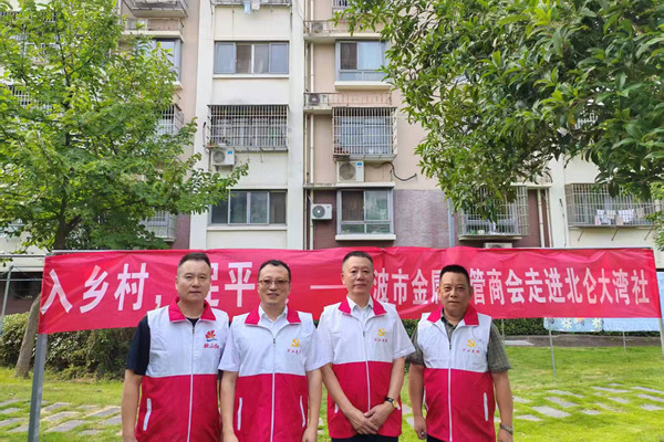 走鄉(xiāng)村，促平安——寧波金星軟管走進大灣社開展公益捐贈活動