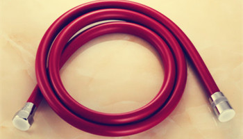 為什么很多花灑淋浴軟管采用PVC材質(zhì)？