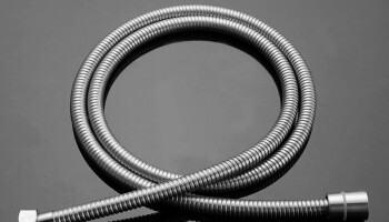 不銹鋼雙扣淋浴管應(yīng)該怎么更換？